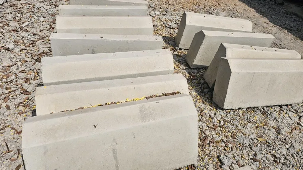 Precast concrete kerb units