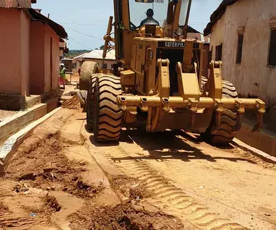 Bonkagyei - grader shaping the carriageway