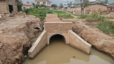 Culvert at Mallam Abotare - culvert headwall and channel