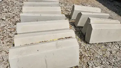 Precast concrete kerb units